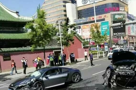 保时捷卡宴撞上奥迪R8。两车主竟是前任关系，灰常狗血的剧情