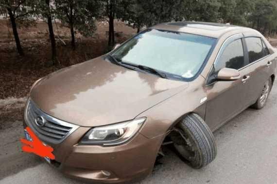 比亚迪G6马路行驶突然断轴，车主：不是号称公路坦克吗？