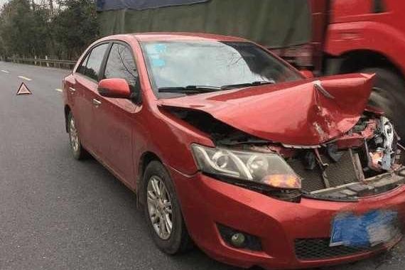 众泰Z300追尾福特撼路者，受损惨重又判责，车主欲哭无泪