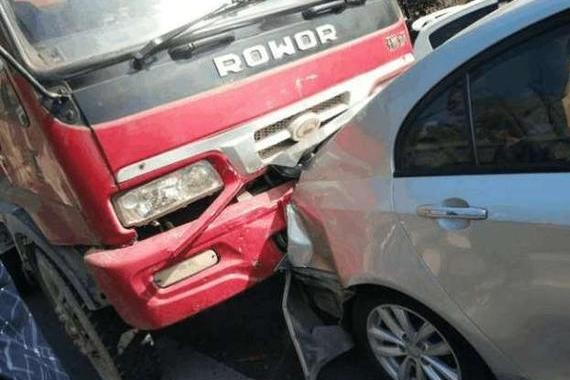 吉利帝豪半路遭大货车追尾，车主：国产车的安全性很值得信赖