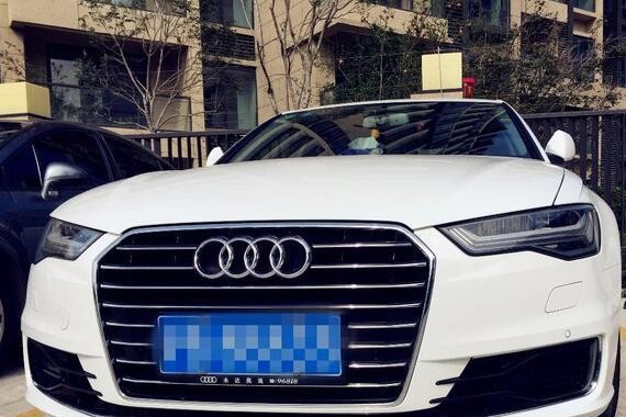 40万提17款奥迪A6L相当省油，LED转向灯亮瞎眼，车主却说他很享受