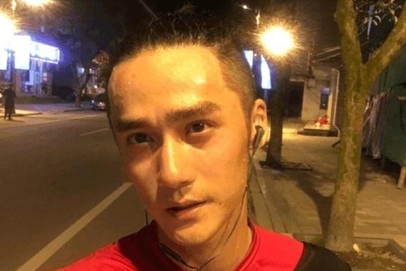 蒋劲夫豪车维权遭到嘲讽，网友：给中国明星丢脸，300万车维啥权