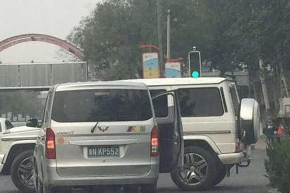 在路上，当五菱宏光遇上了奔跑G65，结果是如何的呢？