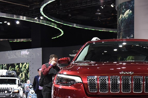 Jeep自由光中期改款！大灯终于睁开眼了！