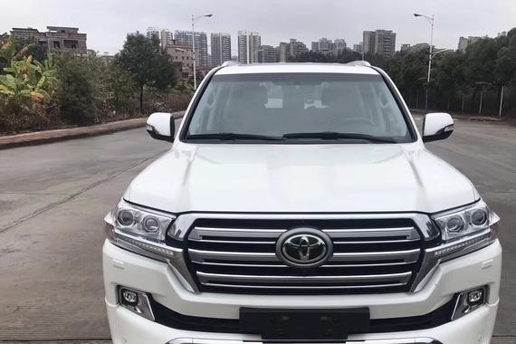 这车60W阁下领有 17款丰田酷路泽4600 最顶配，白外棕内