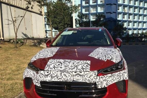 红色比亚迪换代唐现身街头，配铝合金底盘，猛一看以为保时捷卡宴