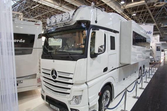 奔跑开挂？房车中还带车库，领有2个寝室，像个大别墅！