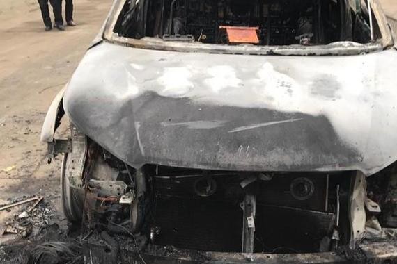 天寒地冻，小伙新款汉兰达放在自家小区，下楼后看到爱车当场崩溃