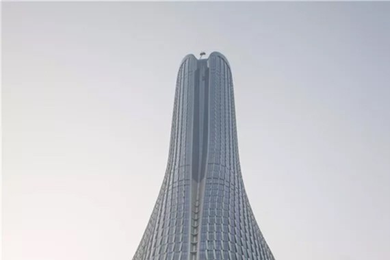 险！幕墙玻璃自爆后从200米高空坠落，奔驰车路过被砸中