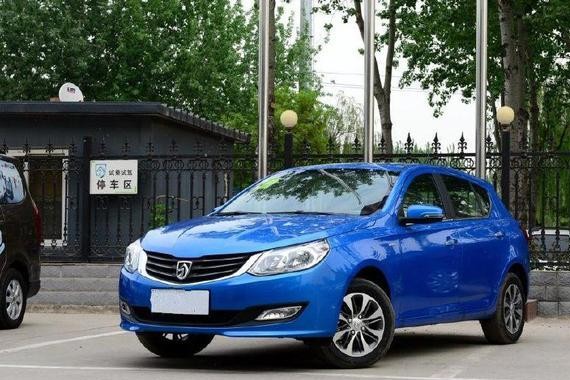 宝骏这款两厢车仅5.98万起售，搭1.5L发动机，工信部综合油耗5.9L