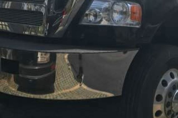 停车要用4个车位，上车好像攀岩一样，平时洗车都比一般的车贵