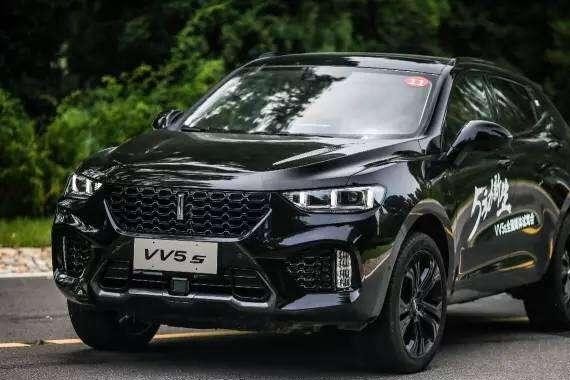 小哥花17万买长城，傍晚和女友开车回家，要下车时女友对小哥笑了