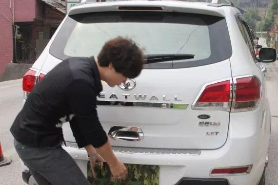 车牌用两个螺丝违法，事实却并非如此！