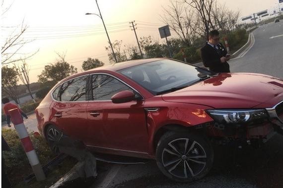 全新MG6天下首撞！MG6撞上花坛碎了一地，车身很脆让人很不测