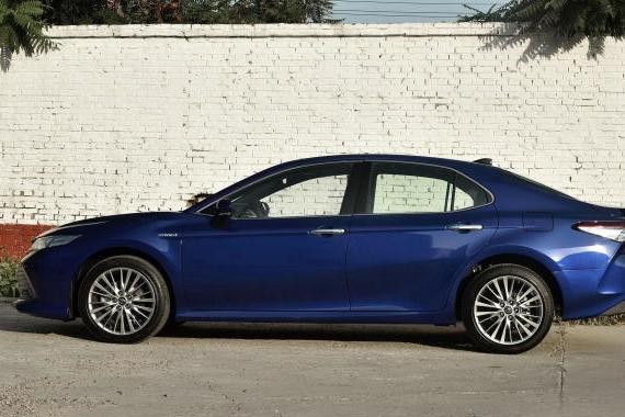 日系B级车头牌，换代把脸换残了，这外观太考验审美