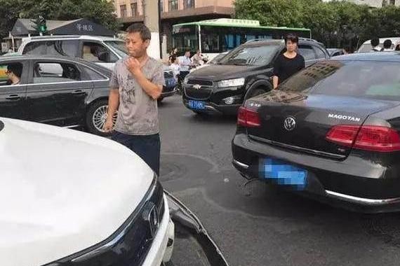 大众迈腾遭遇本田追尾，本田保险杠报废，路人：天下乌鸦一般黑！