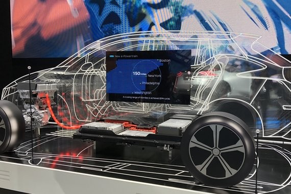 全球大小车厂都要造电动车，但汽车业还没做好准备 | 2017 商业大新闻 ⑦