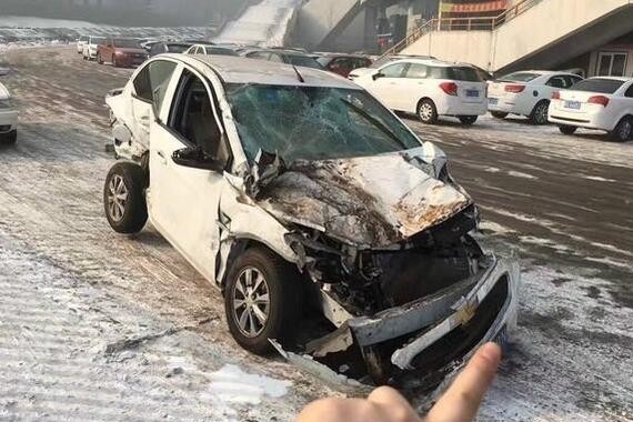 赛欧被撞成这样车里的人竟然只是轻伤，果断提赛欧