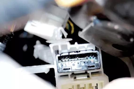 汽修君案例：锐志轿车行李舱盖为何无故打开？