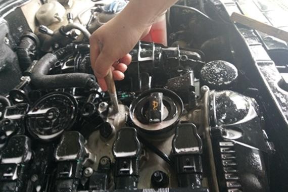 奥迪A4L白色 内饰清洁