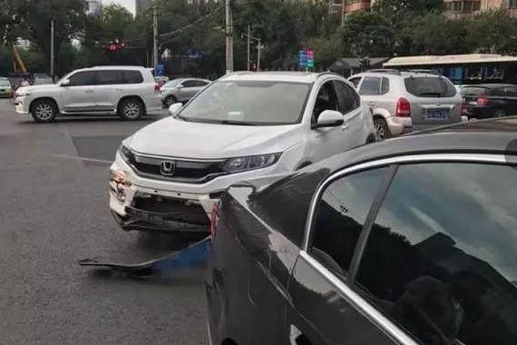 大众迈腾遭遇本田追尾，本田保险杠报废，路人：天下乌鸦一般黑！