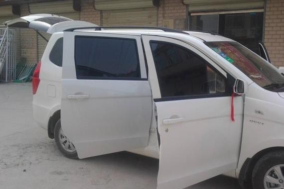 晚上开五菱，白天开奥迪，为人很低调