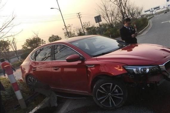 4s店的销售员狂秀车技，招致名爵6撞上隔离带，前保险杆不知去向