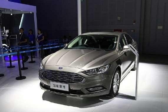 这车人称“小马丁”比奥迪A4还大，2.0T引擎8秒破百，完虐迈腾