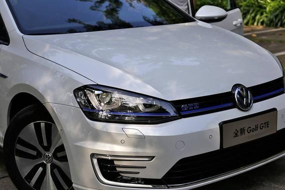 大众4S店让观众用大榔头怒砸高尔夫防撞梁，小钢炮不是浪得虚名