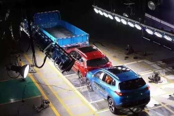 瑞虎7遭遇多车“夹心”撞击, 奇瑞这质量要逆天