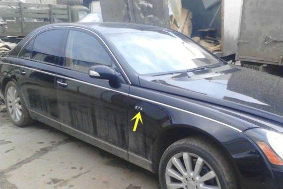 2.7吨的迈巴赫坏了，一时找不到配件，用块破木头充当配件