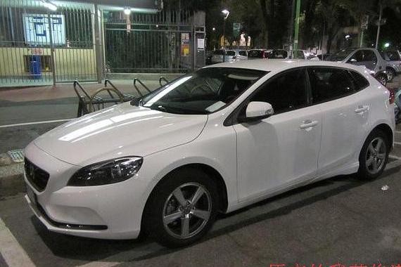 沃尔沃被奥迪拦腰截断，谁说奥迪只是轻微擦伤