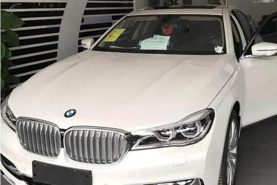 女司机花90万买下宝马740，拿到钥匙感觉很惊喜！