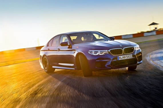 外媒评宝马M5集锦，4驱8AT未影响乐趣，漂移更容易，舒适性稍差