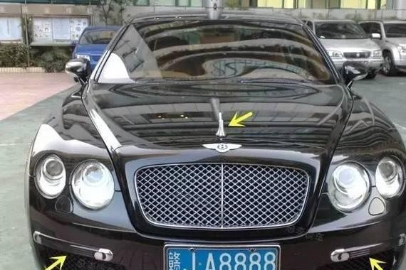 他的豪车总价接近3000万，最特别的是这辆宾利，这车开过光