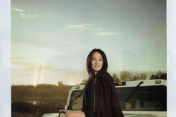 马伊琍的旧照曝光，各位到底是看车还是看人