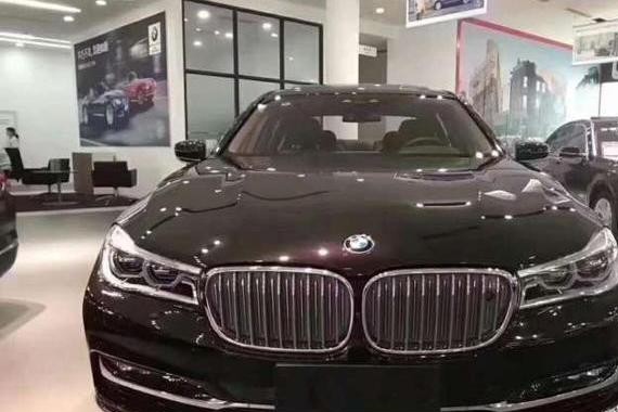 实拍宝马750Li活动车，工作人员：顶账神车，1万公里，5折处理