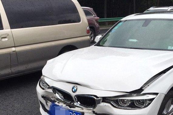 不是冤家不碰头，宝马320撞上C200，“懂车帝”这回闭嘴了