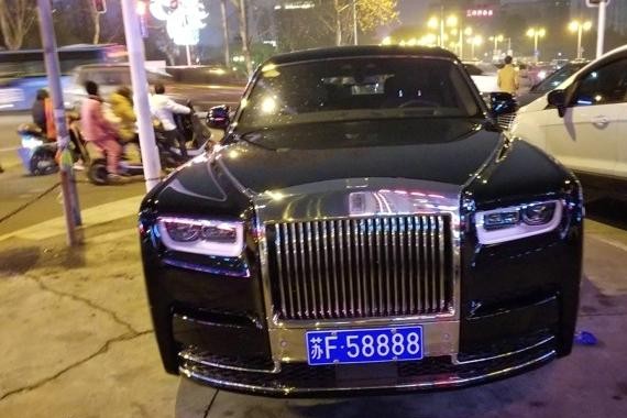 售价近千万，国内首辆上牌幻影，车牌4个8，比宾利慕尚贵多了