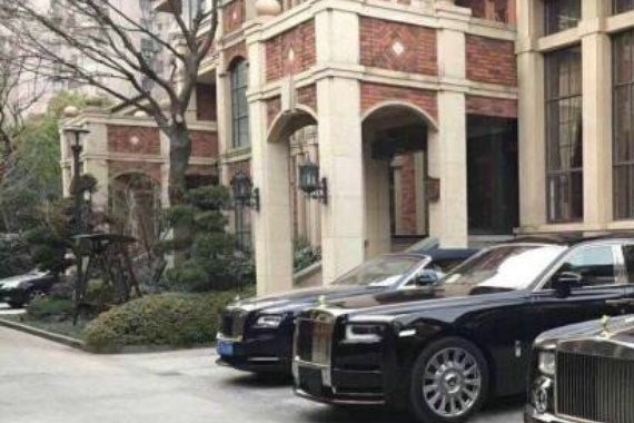 售价近千万，国内首辆上牌幻影，车牌4个8，比宾利慕尚贵多了