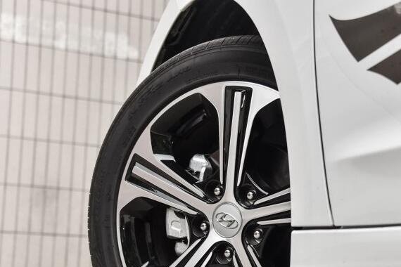 这是最强韩系A级车，上月卖出20492台，连速腾都要敬它几分