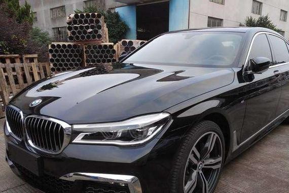 花108万买辆宝马740Li, 拿出钥匙，开奔跑S的同伙再也不敢小瞧