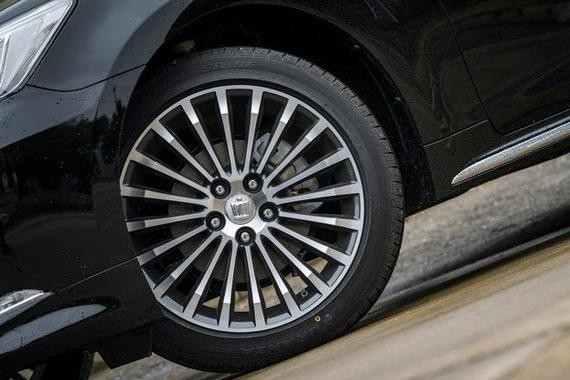 丰田皇冠新车20万入手，王者归来！