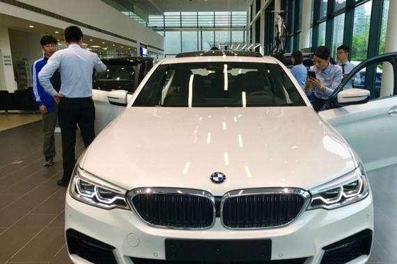 日产尼桑与宝马5系碰撞, 宝马却断了轴, 网友: 质量如此不堪?