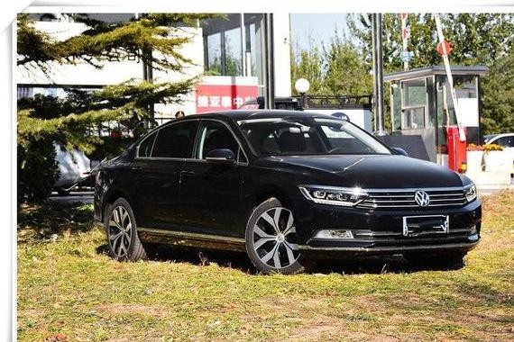 凯美瑞终遇劲敌，帕萨特改款终于露面，颜值帅到没朋友！