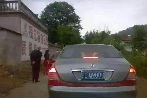土豪开豪车回农村，每一次回家得损失十几万，一路上都是泪啊