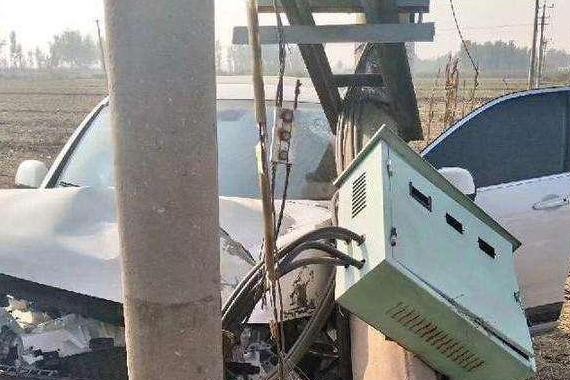 12万的哈弗H6几乎报废，电杆被撞断两节，只因油门当刹车踩！