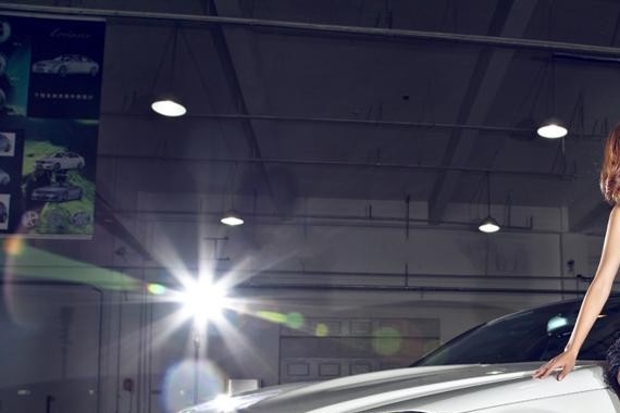 风情女人与心爱座驾活出属于自己的精彩