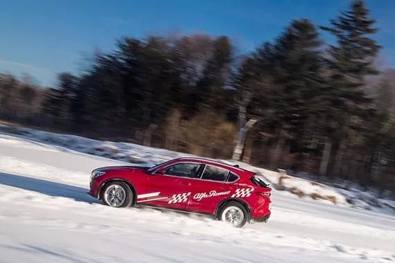 冰天雪地开车撒欢？竟跟我想的完全不一样！