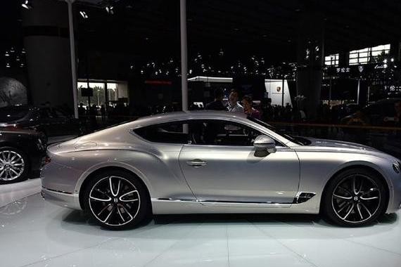 宝马大舅哥车重2.3吨，3.7秒破百，和小叔子奔驰一样长！！